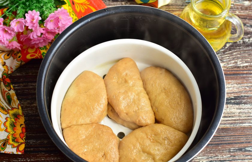 1. Этап. Булочки Бао: Когда техника подаст звуковой сигнал, достаньте аккуратно решетку с готовыми булочками.