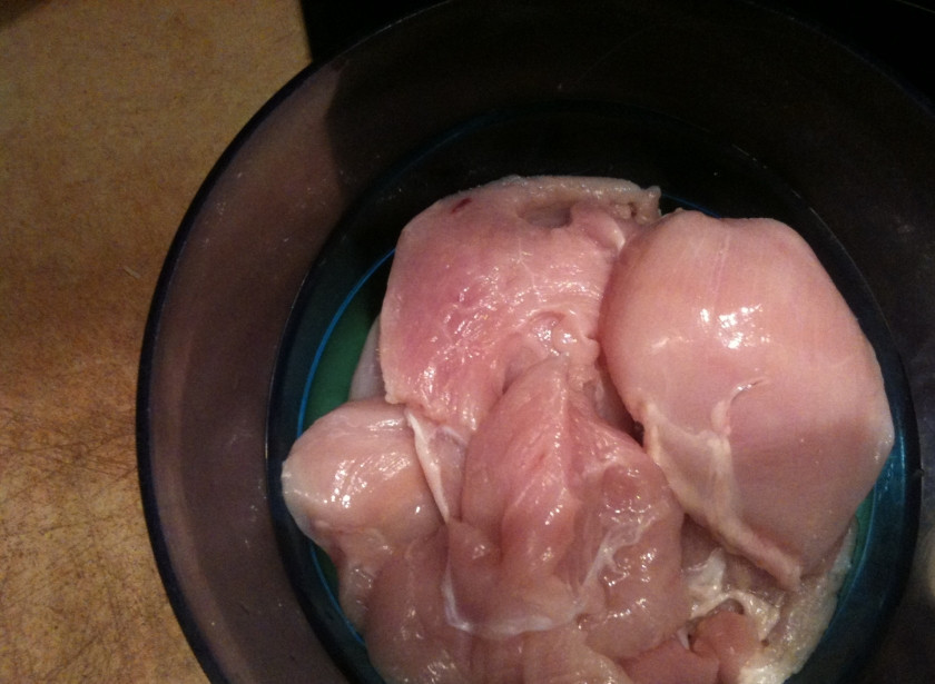 1. Этап. Куриный шашлык с уксусом и луком: Куриное филе нарезаем на крупные куски.