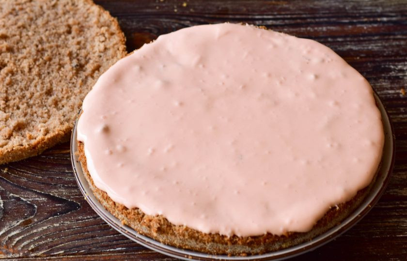 1. Этап. Шоколадный торт с апельсиновым кремом: Промажьте все коржи торта кремом.