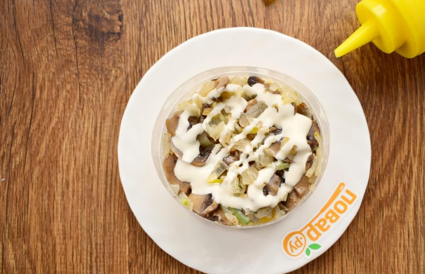 1. Этап. Салат Женская фантазия с курицей: грибы, лук, майонез. Повторите слои, верхним должен быть тертый сыр. Поставьте в холодильник на несколько часов, дайте настояться. Аккуратно снимите сервировочное кольцо.