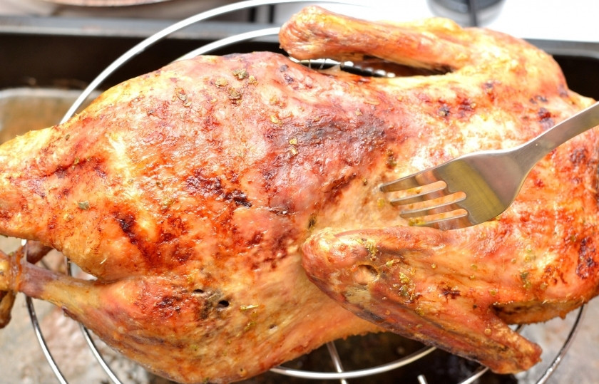 1. Этап. Утка, запеченная в духовке: У вас получится румяная ароматная утка, запечённая в духовке. Проткните её вилкой или ножом, убедитесь, что она готова, что мясо мягкое. Теперь вы знаете, как легко приготовить утку в духовке.