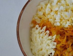 1. Этап. Печеночные блины с морковкой: Измельчите варёные яйца. Смешайте их с остывшими овощами, заправьте всё майонезом. Также посыпьте смесь нарезанным укропом.