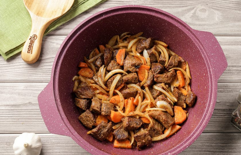 1. Этап. Тушёная картошка с мясом и баклажанами: Готовьте периодически помешивая 5-7 минут.