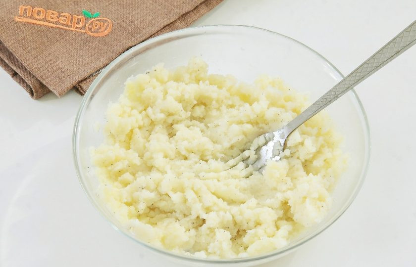 1. Этап. Картофельное печенье: Добавьте к холодному картофелю растительное масло, соль и перец по вкусу.