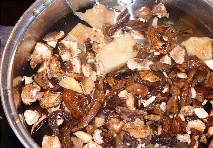 1. Этап. Постные щи: Грибы тем временем промываем, заливаем новой водой и варим полчаса на среднем огне без крышки.