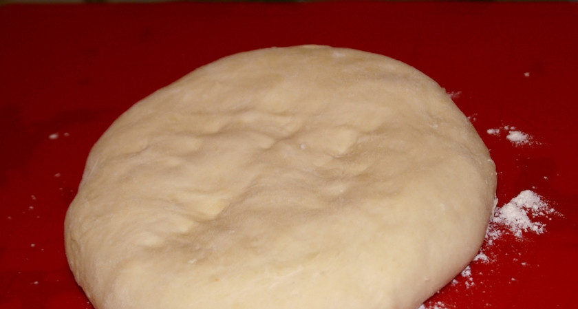 1. Этап. Хачапури из слоеного теста: Сначала делаем тесто: разводим дрожжи в молоке, солим, перчим, добавляем яйцо и муку постепенно. Замешиваем тесто.