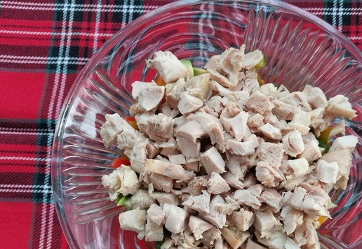 1. Этап. Салат с авокадо Мозаика: Нарезать куриное мясо небольшими ломтиками.