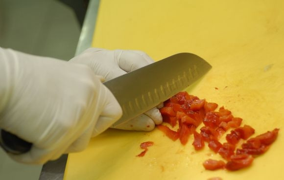 1. Этап. Салат из овощей гриль: Мелко нарезаем помидор.