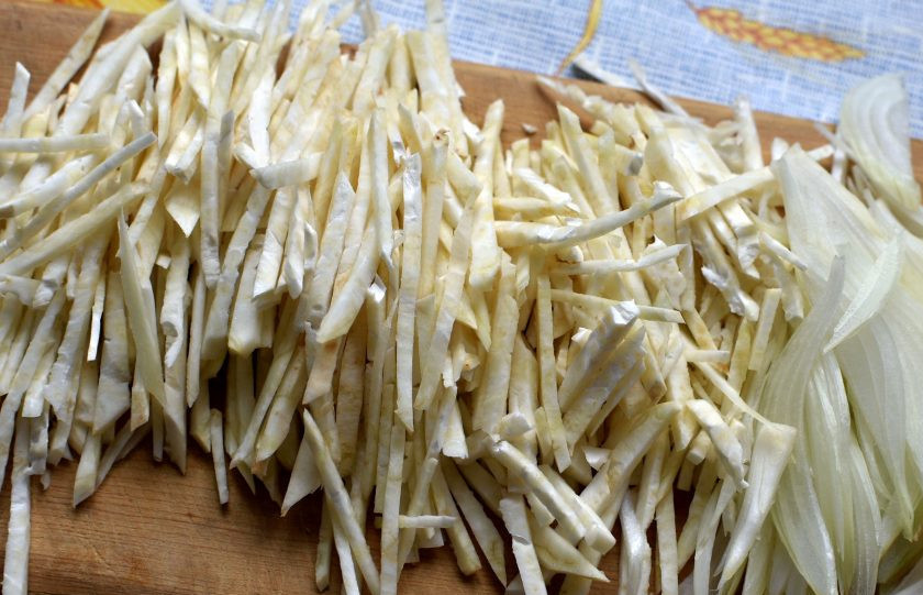 1. Этап. Свинина в сливках с корневым сельдереем: Нашинкуйте корень сельдерея тонкой соломкой. Лук нашинкуйте вдоль луковицы тоже тонко.