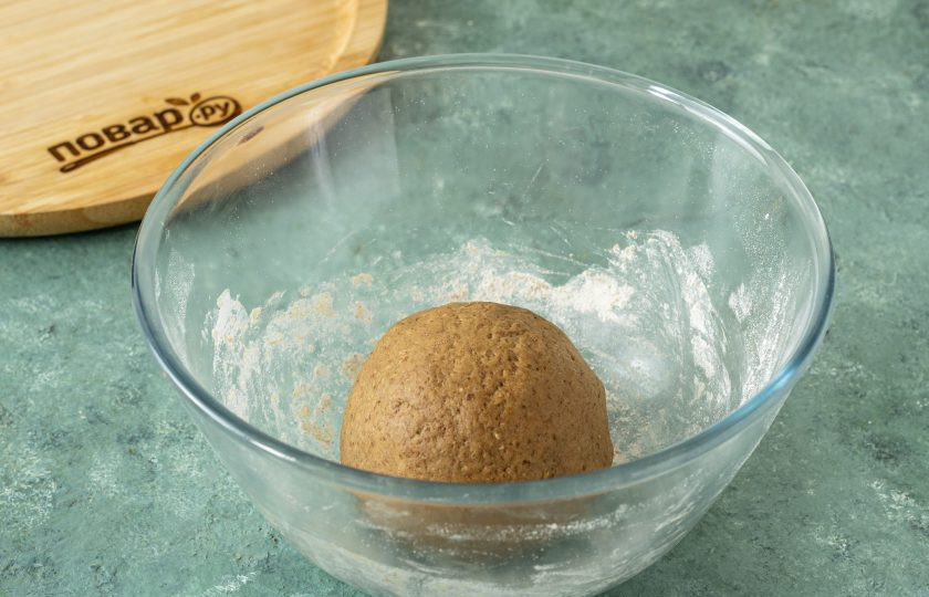 1. Этап. Солодовые хлебцы: Замесите однородное тесто. Оно не должно липнуть к рукам, при необходимости добавьте еще муки. Скатайте тесто в шар, заверните в пленку и оставьте на 20 минут при комнатной температуре.