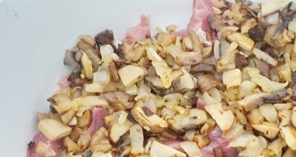 1. Этап. Мясо с грибами под соусом: А затем добавьте к нему зажарку. Перемешайте ингредиенты.