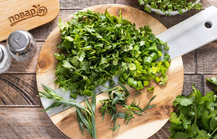 1. Этап. Чакапули из грибов: Зеленый лук и кинзу мелко нарежьте. У тархуна уделите жесткие стебли, оставив только нежные листочки.