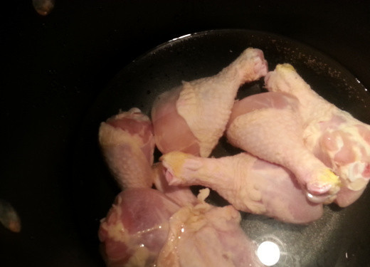 1. Этап. Тушеная картошка с курицей: 1. Промойте кусочки курицы. Затем выложите их в толстостенную кастрюлю, залейте водой (двумя стаканами), поставьте на огонь и доведите до кипения.