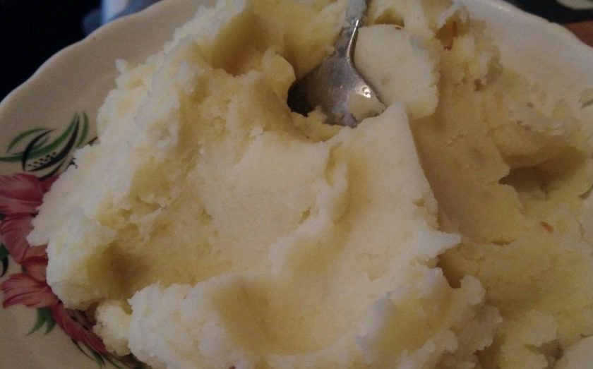 1. Этап. Жареные пирожки (простой рецепт на сыворотке): 4. Картофель не должен быть слишком мягким, поэтому не добавляйте воду. Перемешайте все и оставьте на некоторое время.