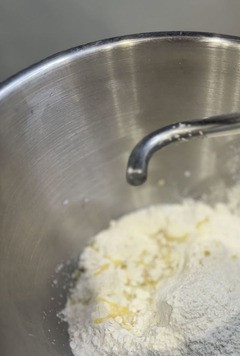 1. Этап. Пицца на дрожжевом тесте: Подготовить тесто: в теплое молоко добавить дрожжи, сахар, яйца. Все перемешать. Всыпать муку, добавить соль, растопленное сливочное масло. Замесить тесто. Накрыть емкость с тестом пищевой пленкой и убрать в теплое место на один час.