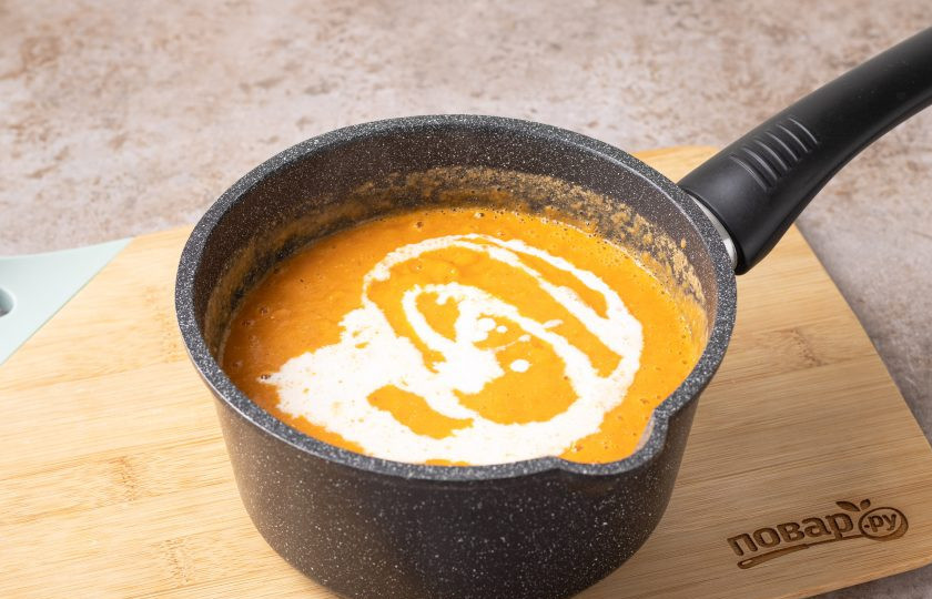 1. Этап. Крем-суп из красной чечевицы: Влейте сливки, доведите до кипения суп и снимайте с плиты.