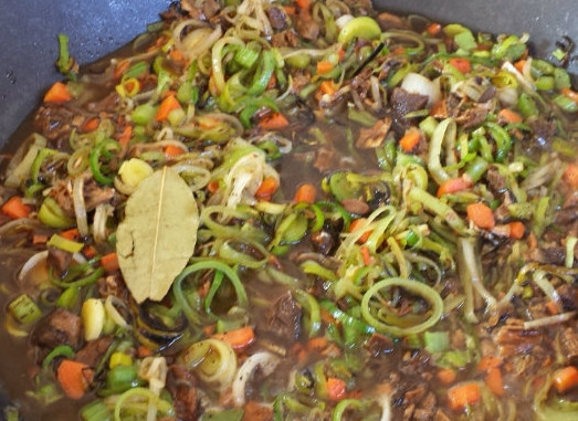 1. Этап. Постный грибной суп из замороженных грибов: 2. На огонь отдельно ставим бульон, отварим в нем подготовленные грибы. Тем временем в нашу зажарку вливаем соевый соус и совсем немного бульона, обжариваем дальше до готовности, пока лишняя вода не уйдет. После этого зажарку отправим в кастрюлю с бульоном.