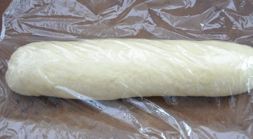 1. Этап. Батон на кефире: Выложите заготовку батона на лист для выпечки 