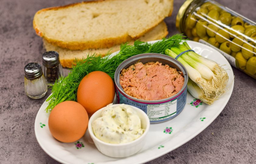 1. Этап. Бутерброды с консервированным тунцом: Подготовьте продукты по списку.