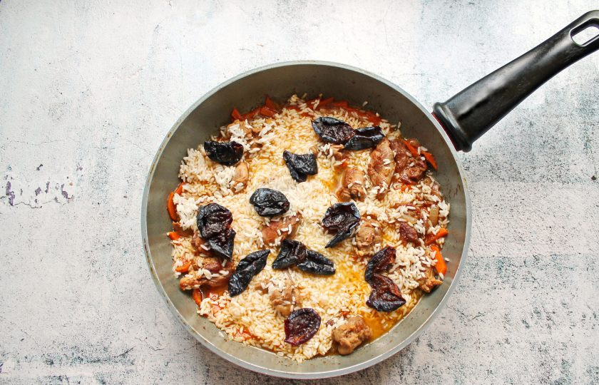 1. Этап. Плов с уткой и черносливом: Чернослив вымойте и добавьте в плов.