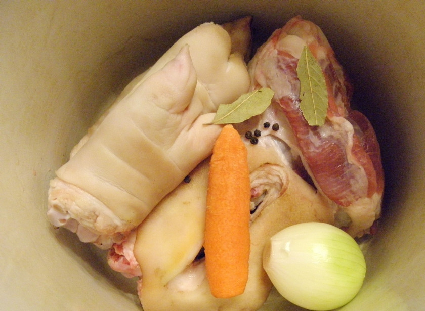 1. Этап. Студень из свиных ножек: Сложите в удобную глубокую кастрюлю ножки, рульку и овощи, специи.
