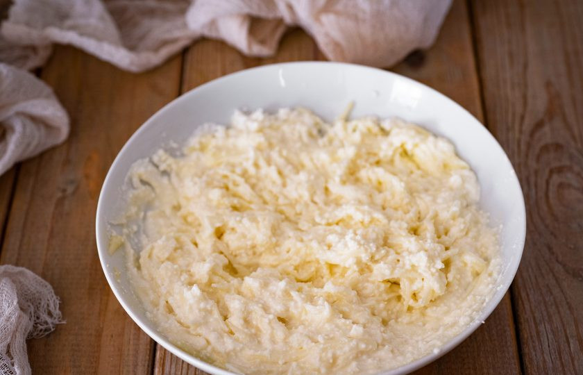 1. Этап. Хачапури из слоеного теста с сыром и творогом: Все перемешайте вилкой до получения однородной смеси.