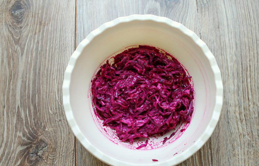 1. Этап. Салат с жареным сыром и свеклой: В свеклу с сыром добавьте майонез и посолите. Все хорошенько перемешайте.