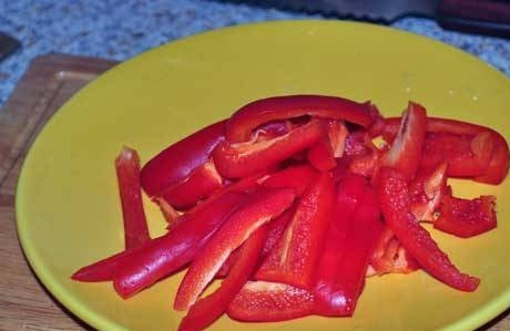 1. Этап. Жареная картошка с болгарским перцем: Перец порезать соломкой.