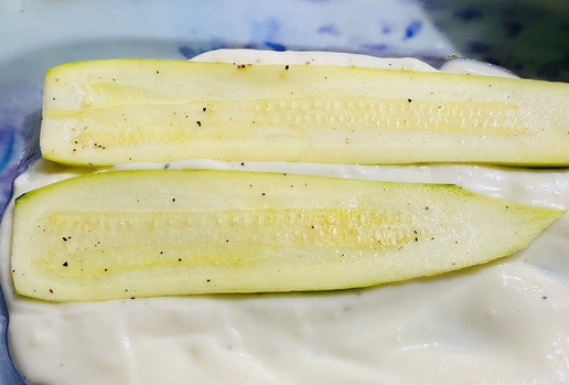 1. Этап. Кабачковая лазанья с фаршем и соусом бешамель: 1)На дно формы 17-25 налить немного соуса, распределить по дну формы, выложить нарезанные кабачок/цуккини. Духовку включить!