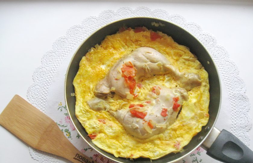 1. Этап. Чыхыртма с курицей: Накройте сковороду крышкой и готовьте курицу с яйцами 3-4 минуты.