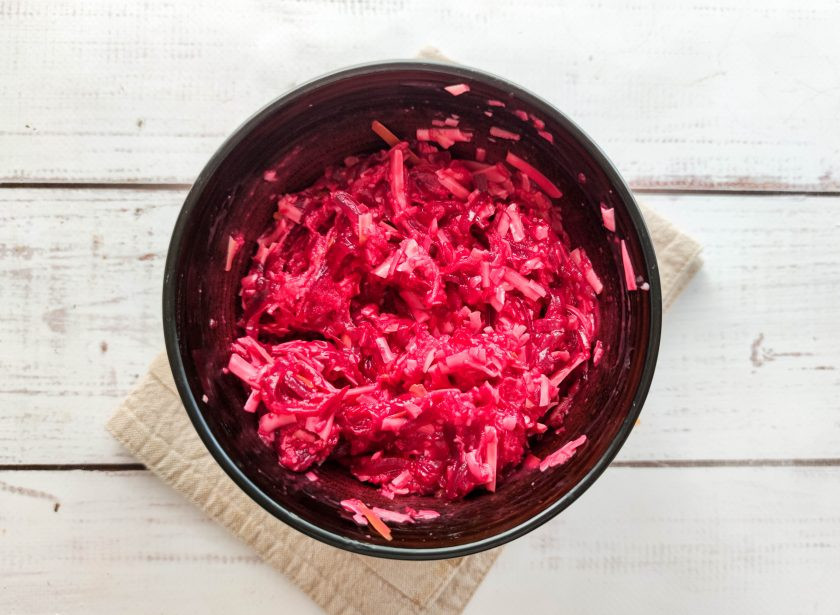 1. Этап. Копченый салат из свеклы: Хорошо перемешайте все ингредиенты.