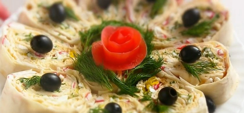 1. Этап. Очень вкусный рулет из лаваша: 3. Сверните все слои в рулет, заверните в пленку и отправьте на несколько часов в холодильник. Разрежьте рулет перед подачей и украсьте зеленью. Приятного аппетита!