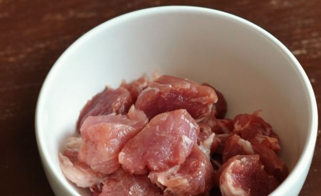 1. Этап. Тушеный картофель со свининой: Свинину вымойте, обсушите бумажными полотенцами и зачистите от пленок и жилок. Затем разрежьте ее на кусочки небольшого одинакового размера.