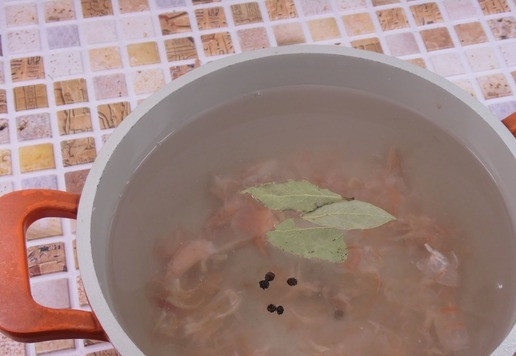 1. Этап. Суп-пюре с полентой, тыквой и креветками: Креветки разморозить, очистить. Панцири промыть, переложить в кастрюлю, залить водой. Добавить лавровый лист и черный перец. Поставить на огонь, довести до кипения, снять пену. Варить 20 минут. Затем бульон процедить.