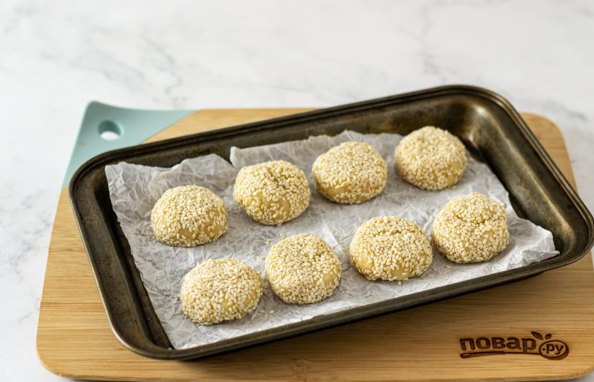 1. Этап. Кунжутное печенье: Выпекайте печенье в духовке 15-18 минут при температуре 180 градусов.