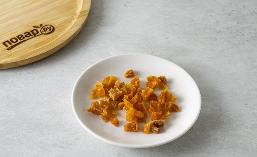 1. Этап. Варенье из тыквы без сахара: Курагу запарьте в теплой воде минут 5. Затем мелко порежьте.