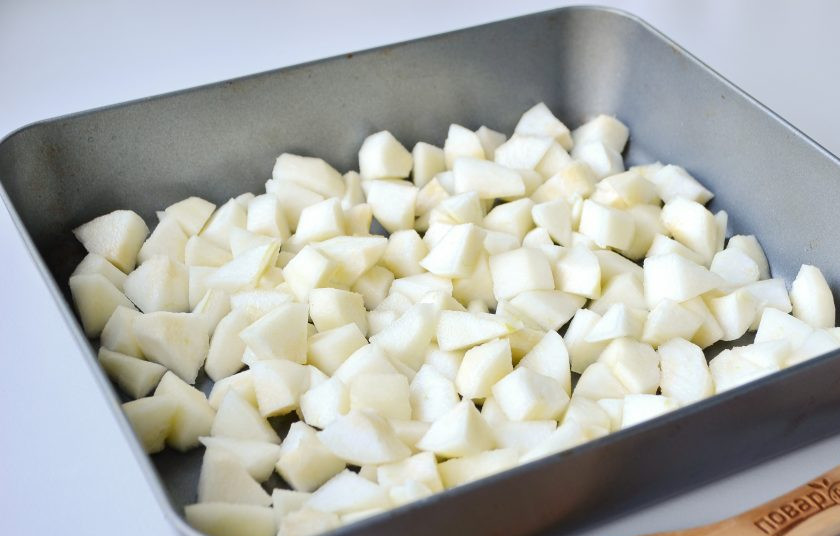 1. Этап. Варенье из груш в духовке: Груши чистим, удаляем сердцевину с косточками и произвольно нарезаем. Выкладываем в противень, глубиной не менее 5 см.