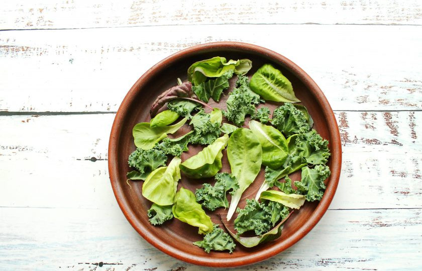 1. Этап. Салат с халуми и баклажанами: Салатные листья порвите руками и выложите на дно салатника.