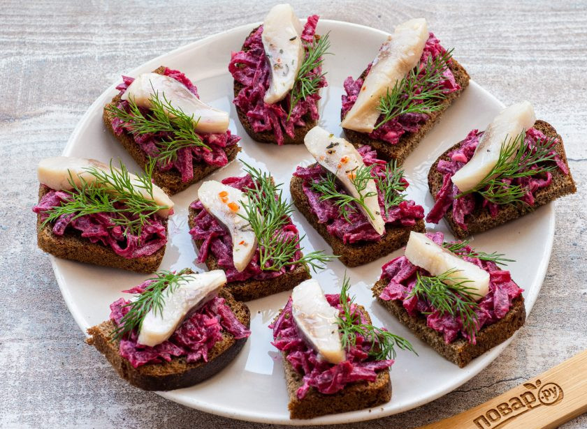 1. Этап. Бутерброды с селедкой на черном хлебе: Украсьте свежей зеленью.