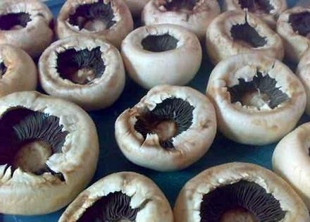 1. Этап. Шампиньоны, запеченные с сыром: У мытых шампиньонов аккуратно достать ножки - для этого достаточно их слегка потянуть.