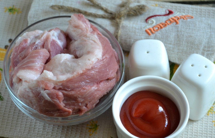 1. Этап. Вкусное мясо в духовке: Подготовьте все необходимые ингредиенты. Мясо промойте и обсушите с помощью бумажных полотенец.