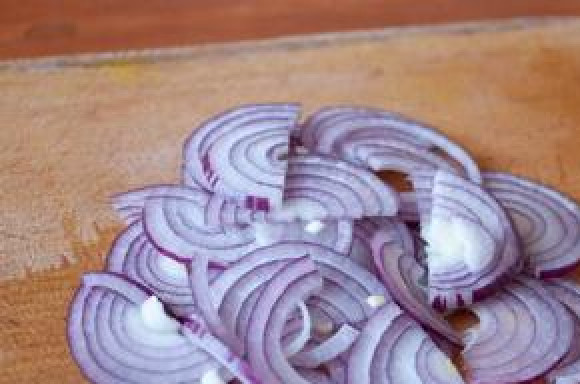 1. Этап. Моцарелла с помидорами: Красный лук режем тонкими полукольцами.