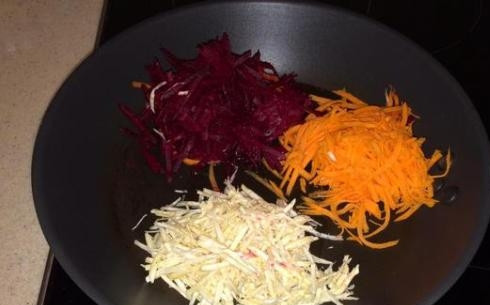 1. Этап. Овощной слоеный салат: Разогреваем сковороду с 2-3 ст. ложками масла и совсем немного притушим овощи. Но не перемешивайте их на сковороде. Если сковорода маленькая, то овощи тушите по отдельности.