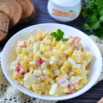 Салат с крабовыми палочками и ананасом