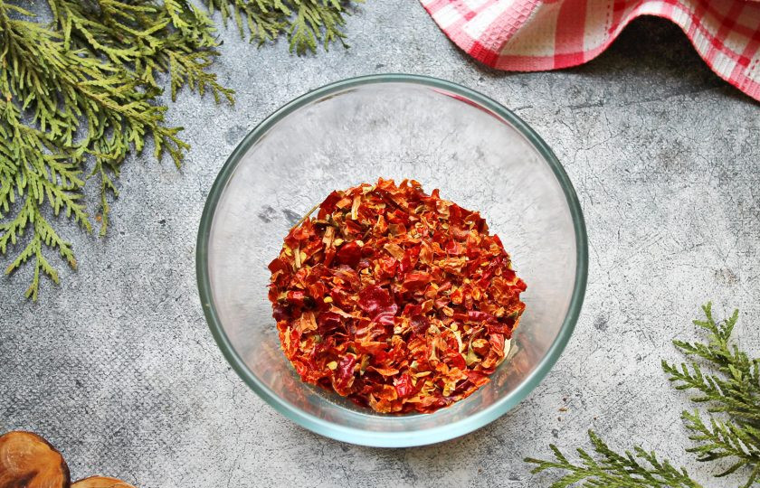 1. Этап. Аджика из сухого острого перца: Сухой острый перец пропустите один раз через мясорубку с крупной решеткой.