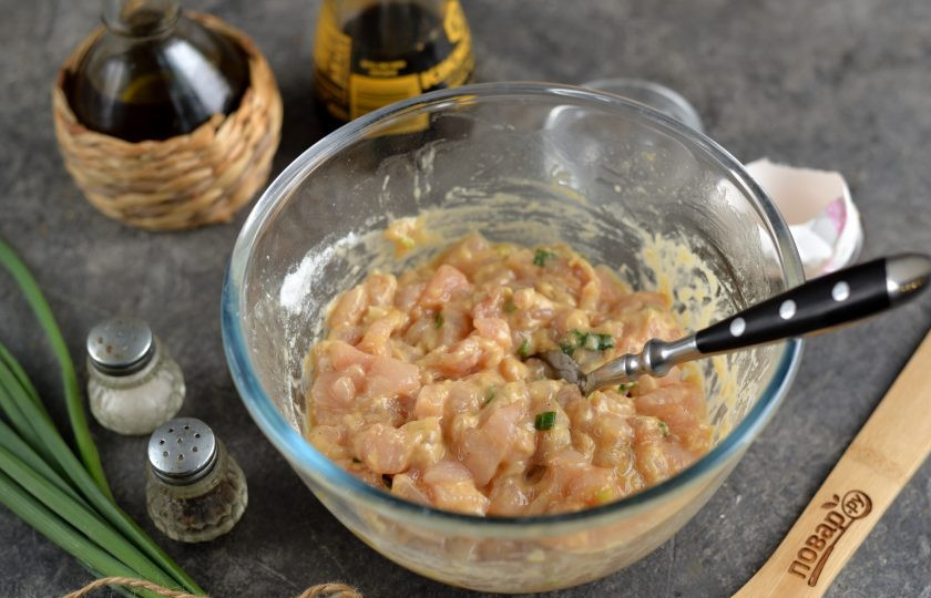 1. Этап. Котлеты по-китайски: Взбейте содержимое миски обычной кухонной вилкой. Масса должна получиться вязкой и чуть клейкой.