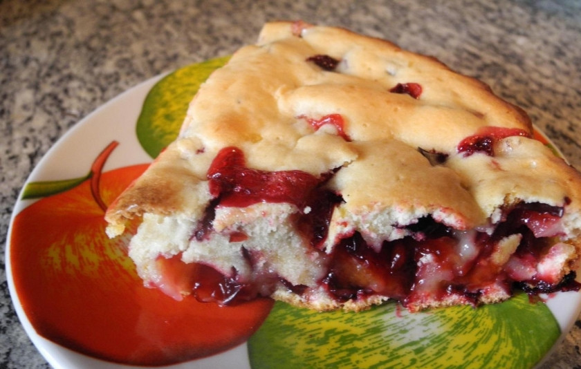 1. Этап. Шарлотка со сливами: 5. Готовый пирог сразу не достаю из формы, оставляю на пару минут, после чего перекладываю на тарелку и разрезаю.