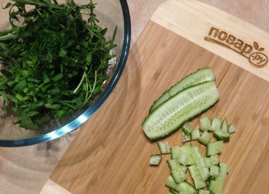 1. Этап. Салат из рукколы с рисом, огурцом и вялеными помидорами: 3. Нарезаем кубиками свежий хрустящий огурчик.