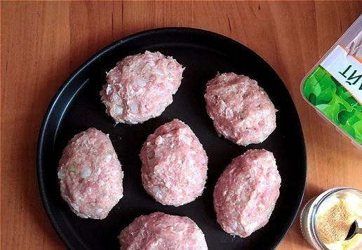 1. Этап. Запечённые котлеты из индейки с кориандром: Берём противень. Я возьму антипригарную форму для пиццы D-24 см. Лепим котлеты и сразу выкладываем в форму. Из полученного фарша получилось 6 котлет весом каждая ~ 80 г. В плошке смешиваем майонез с чесночным порошком.