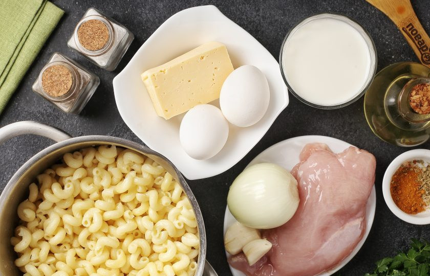 1. Этап. Запеканка Макароша: Подготовьте все ингредиенты. Макароны предварительно отварите в подсоленной воде до состояния 